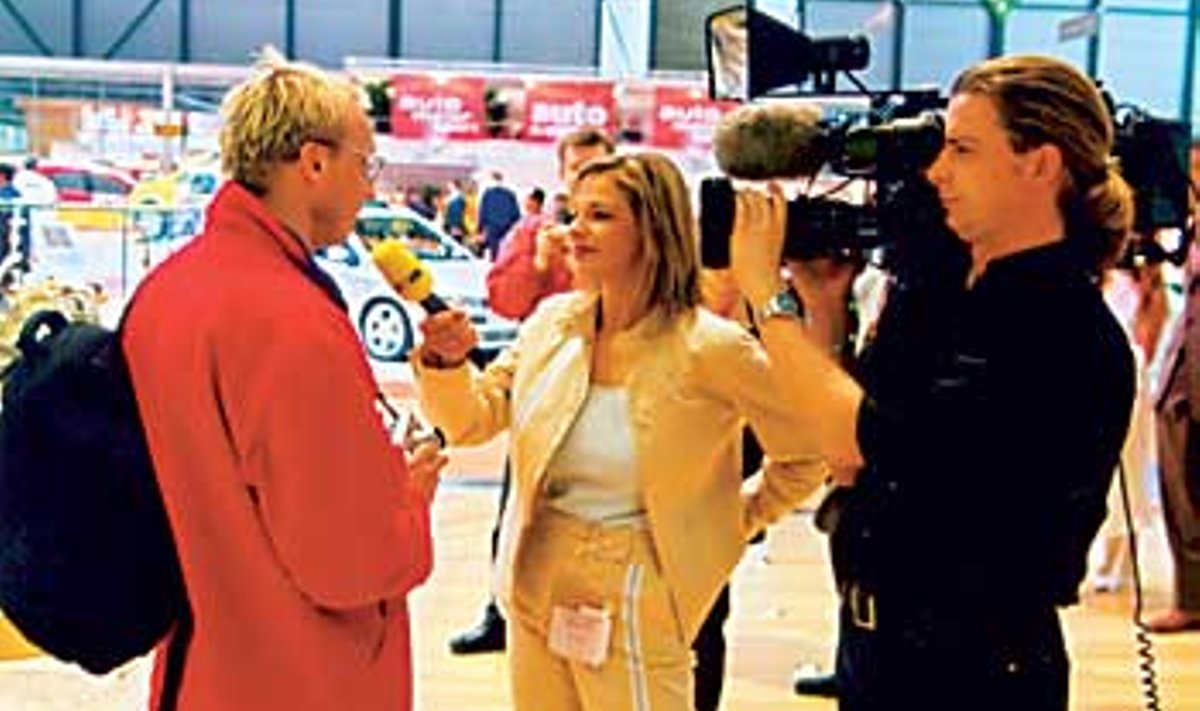 GENFI AUTONÄITUSEL: RTL tahtis teada, mis värvi kleit ja kingad olid auto juures poseerinud modellil. erakogu