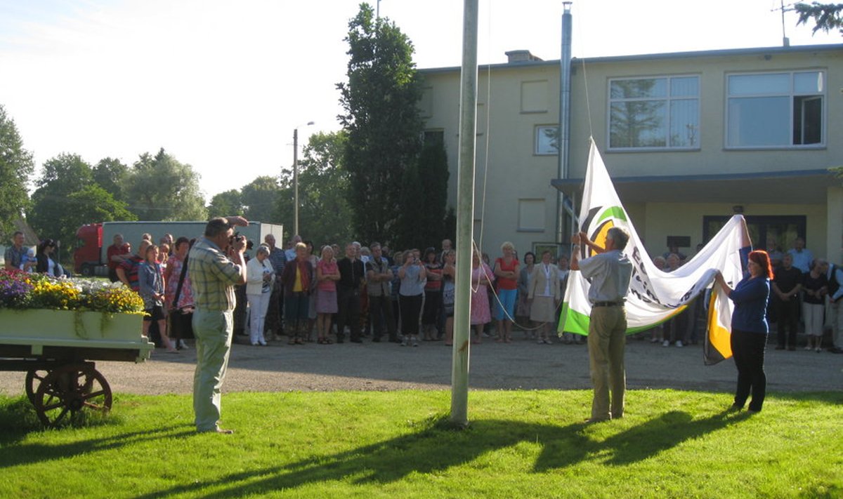 Teadusasutuse lipu heiskamine Eesti Taimekasvatuse Instituudi hoone ees
