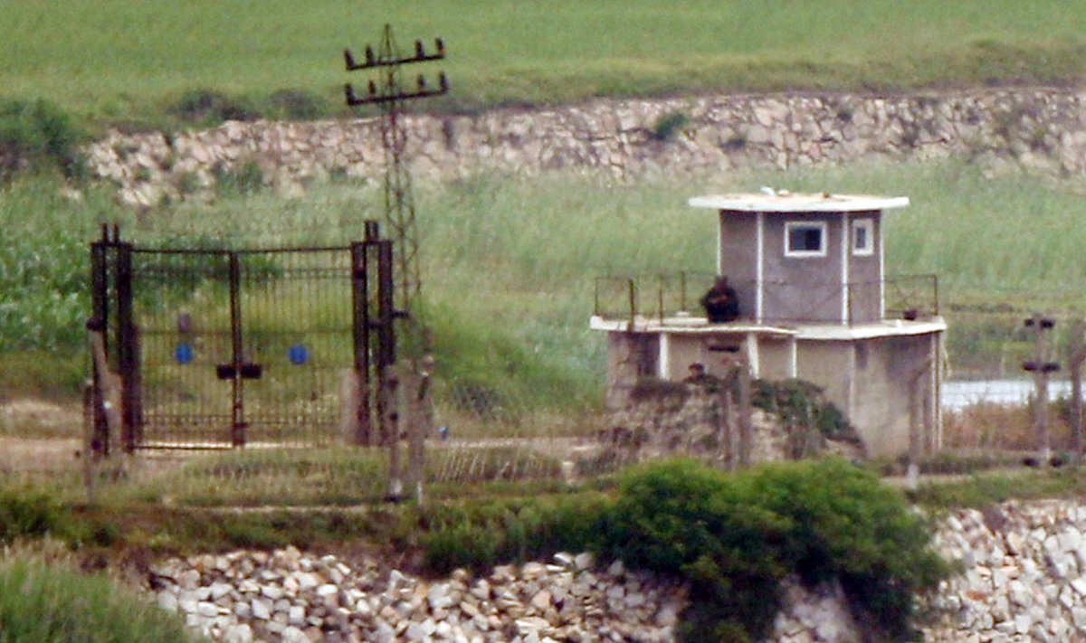 Vaade Põhja-Koreale Lõuna-Koreast Ganghwado saarelt, kustkaudu ülejooksik otsustas kodumaale tagasi ujuda.