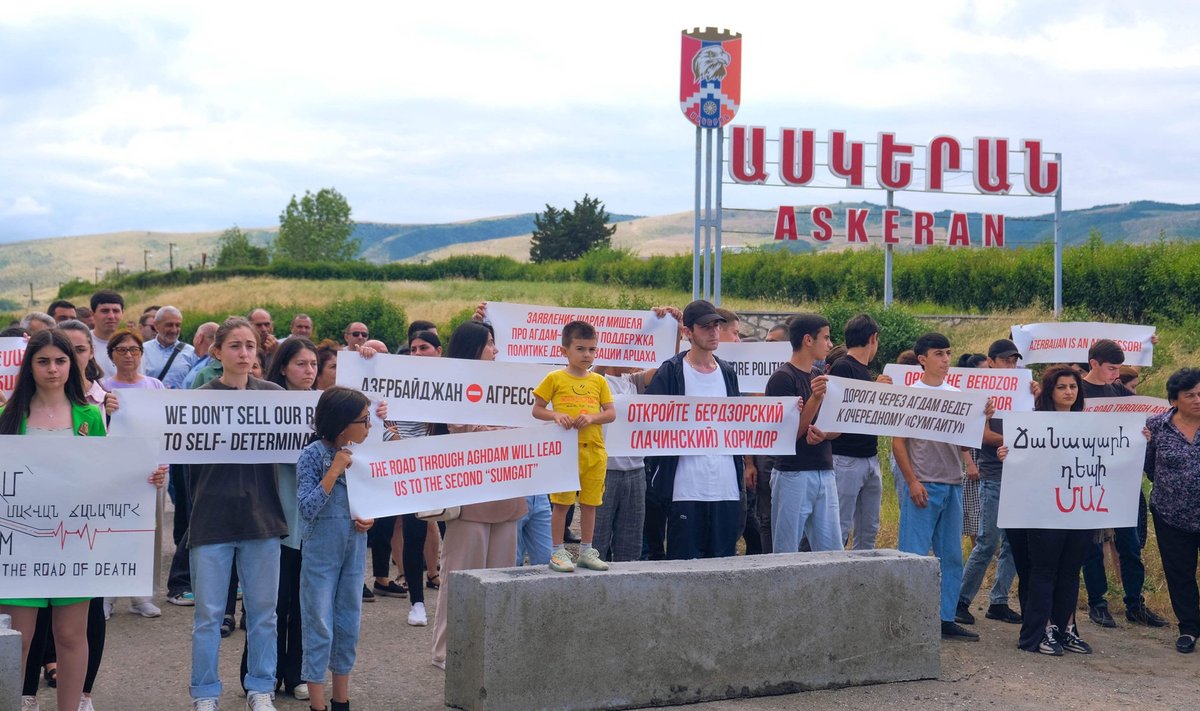 Venemeelse liikumise Artsakh Security and Development Front esindajad blokeerisid 18. juulil tee läbi Agdami Khankendisse betoonplokkidega.
