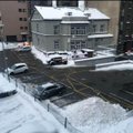 ФОТО | Почему парковка у Таллиннской горуправы образцово очищена от снега, а на улицах сугробы?