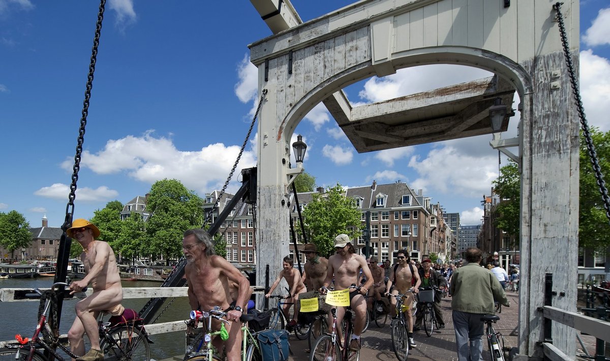 Hea linnaruum ei tule tasuta kätte. Amsterdamis toimunud alasti ratturite meeleavaldus juhtis tähelepanu ratturite turvalisusele ning nafta, autode ja taastumatu energia kasutamise negatiivsetele mõjudele.