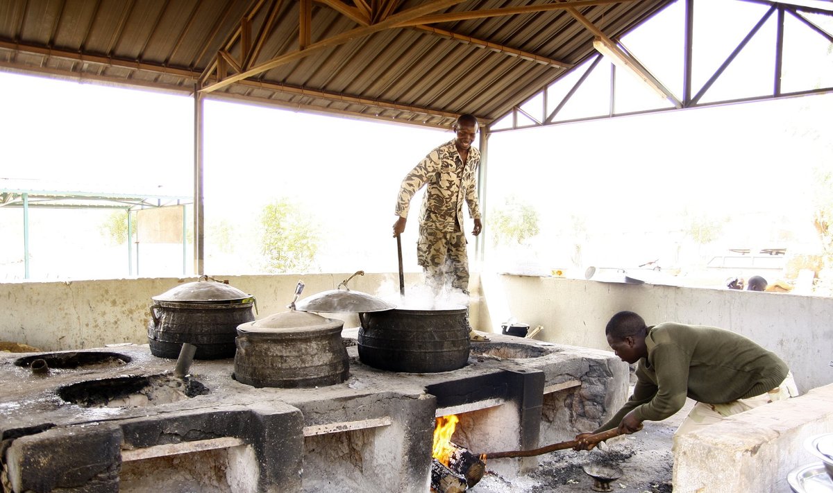 Aafrikas ei ole mõtet köögile seinu ümber ehitada, niigi on palav. Sellises väliköögis valmib Mali kaitseväe pataljoni söök. Tol päeval oli parasjagu menüüs riis, liha ja pildil olevas pajas keev sibulakaste.