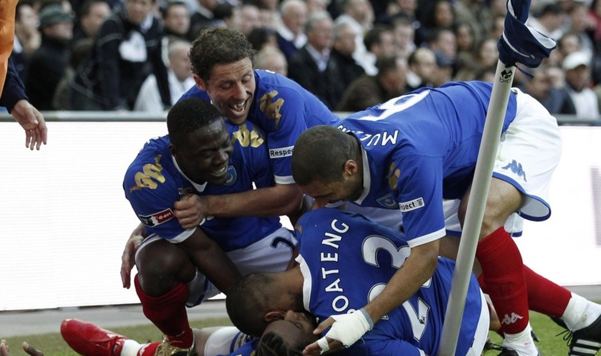 Portsmouth's Fredrique Piquionne (ON GROUND) and team-mates celebrate his goal during their FA Cup semi-final soccer match against Tottenham Hotspur at Wembley Stadium in London, April 11, 2010. REUTERS/Phil Noble (BRITAIN - Tags: SPORT SOCCER)