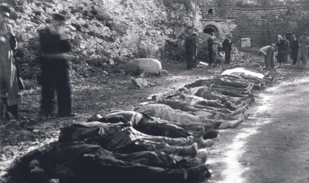ÕUDUSED KINOLINAL: Punaste veretöö ohvrid Kuressaare kindluse hoovis 1941. aasta sügisel. Neid kaadreid näidati ka filmis „Punane udu“. 