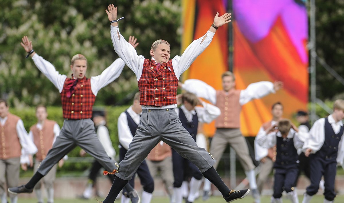 Meeste tantsupeo suurimaks saavutuseks peavad korraldajad seda, et tantsima on toodud nii koolipoisid kui noored mehed ja muudes maades katkenud meeste tantsutraditsioon püsib Eestis elavana.