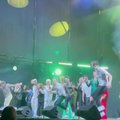 VIDEO | Skandaalne Meelis Kaldalu ronis Tartus lavale ja proovis Conchitat suudelda. Korraldaja: tegu oli turvameeskonna veaga