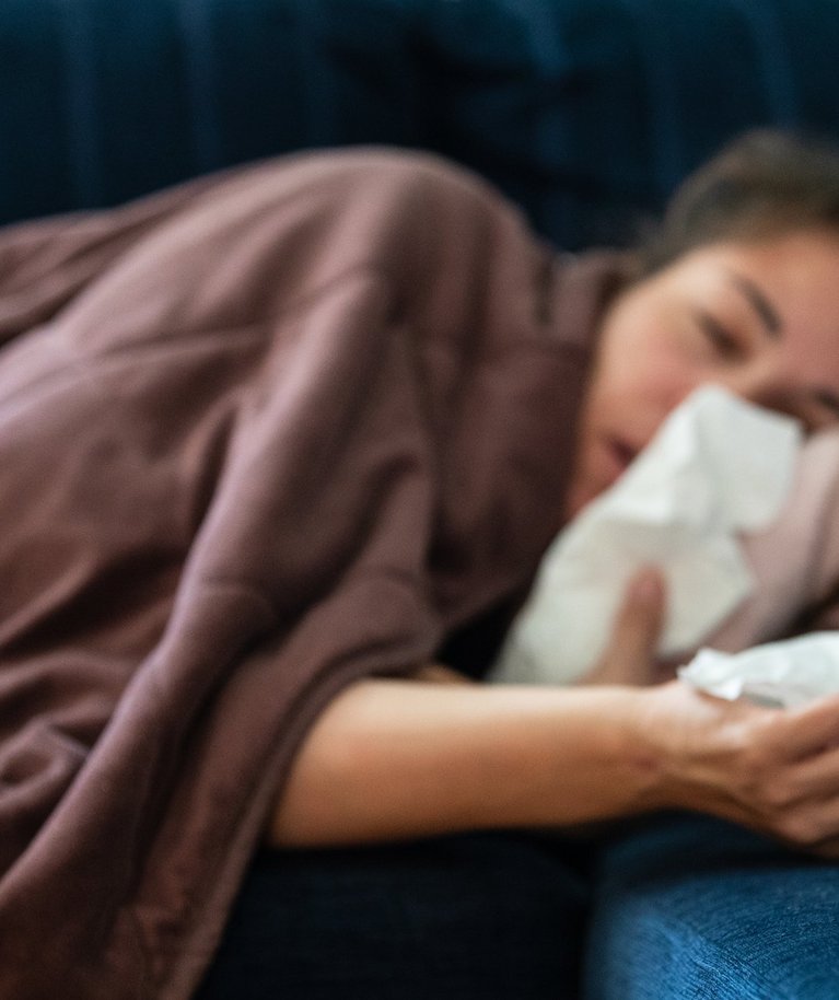 Gripi sümptomiteks on kiirelt tõusev kõrge palavik, kuiv köha ja/või nohu, väsimus ja nõrkus, pea- ja lihasvalu.
