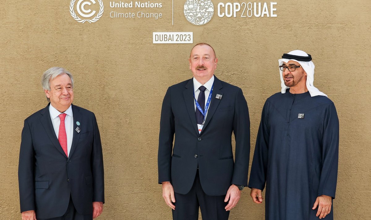 ÜRO peasekretär Antonio Guterres, Aserbaidžaani president Ilham Heydar oglu Aliyev ja Araabia Ühendemiraatide president šeik Mohamed bin Zayed Al Nahyan COP28 kõnelustel