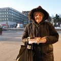 DELFI В ПЕТЕРБУРГЕ: Знаменитая переводчица и поэтесса продает у метро свои книги со стихами о Таллинне