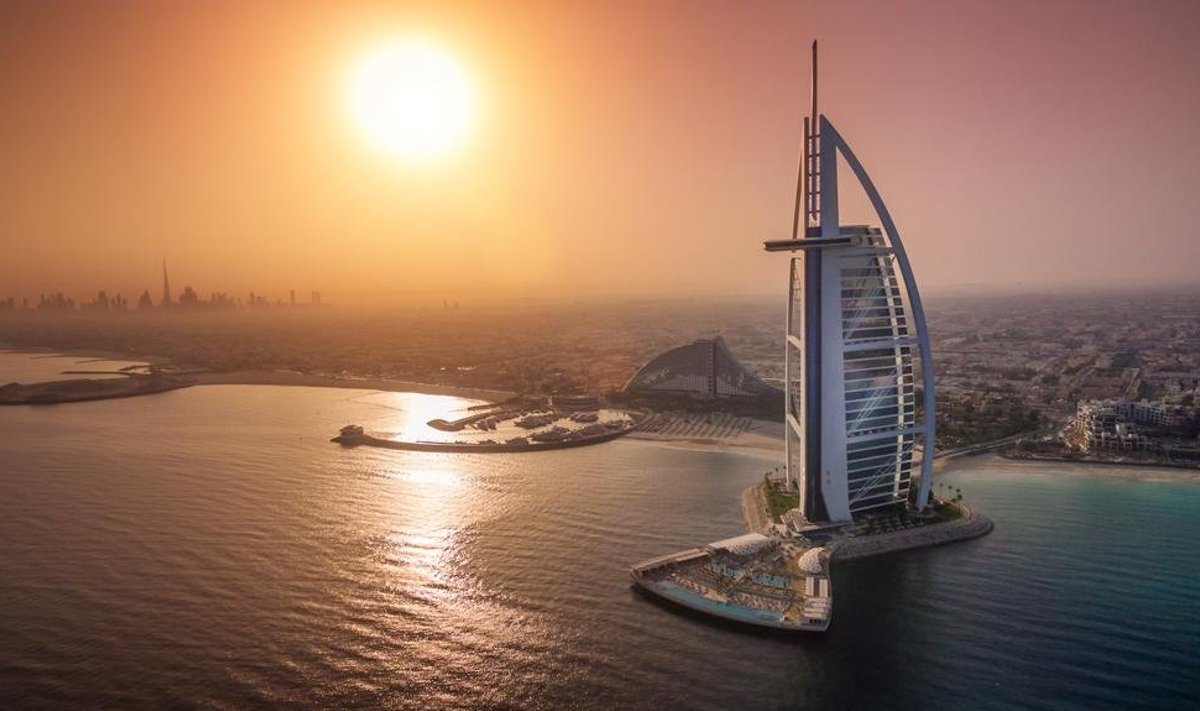 Maailma kõige luksuslikumaks hotelliks on korduvalt hääletatud Burj Al Arab Jumeirah Dubais. Privaatsed helikopteritransfeerid, 24 h kättesaadav kammerteener ning Aston Martinitest, Ferraridest ja Lamborghinidest koosnev rendiautopark põhjendavad, miks sellele viidatakse sageli kui seitsmetärnihotellile, kuid ametliku süsteemi järgi on tärne siiski vaid viis.
