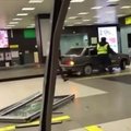 VIDEO: Võimalik vaid Venemaal! Politsei eest põgenev roolijoodik tiirutas Kaasani lennujaama terminalis