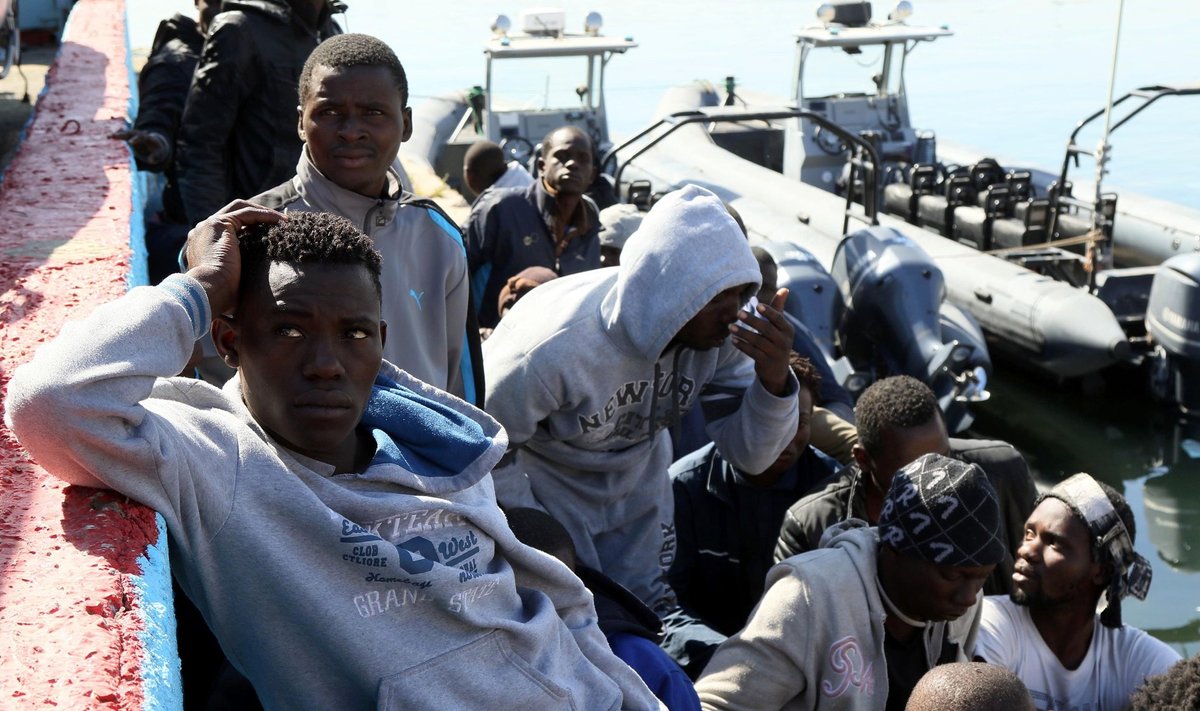 Migrandid, kes päästeti Liibüa ranniku lähedal Euroopasse teel olnud ja lekkima hakanud paadist, on jõudnud Tripoli sadamasse.