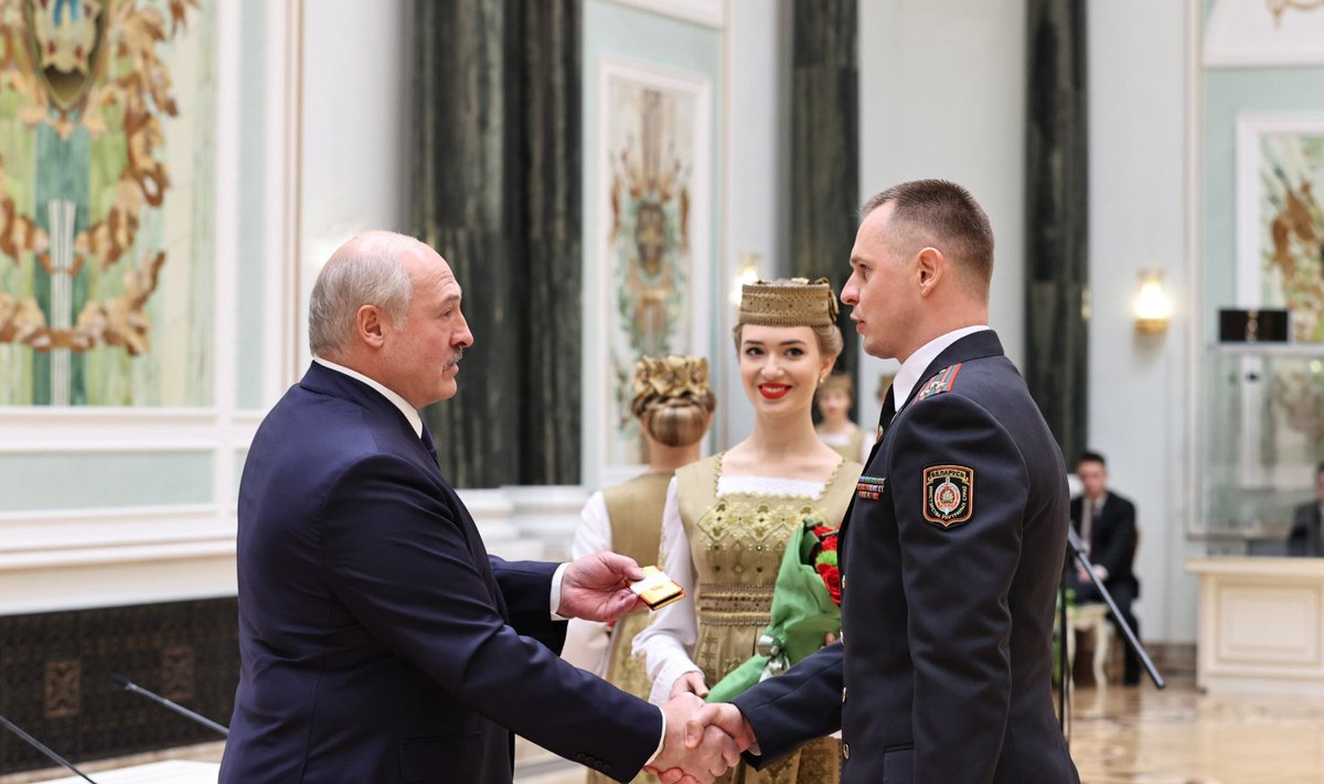 Aljaksandr Lukašenka ja uus Minski miilitsaülem Mihhail Grõb