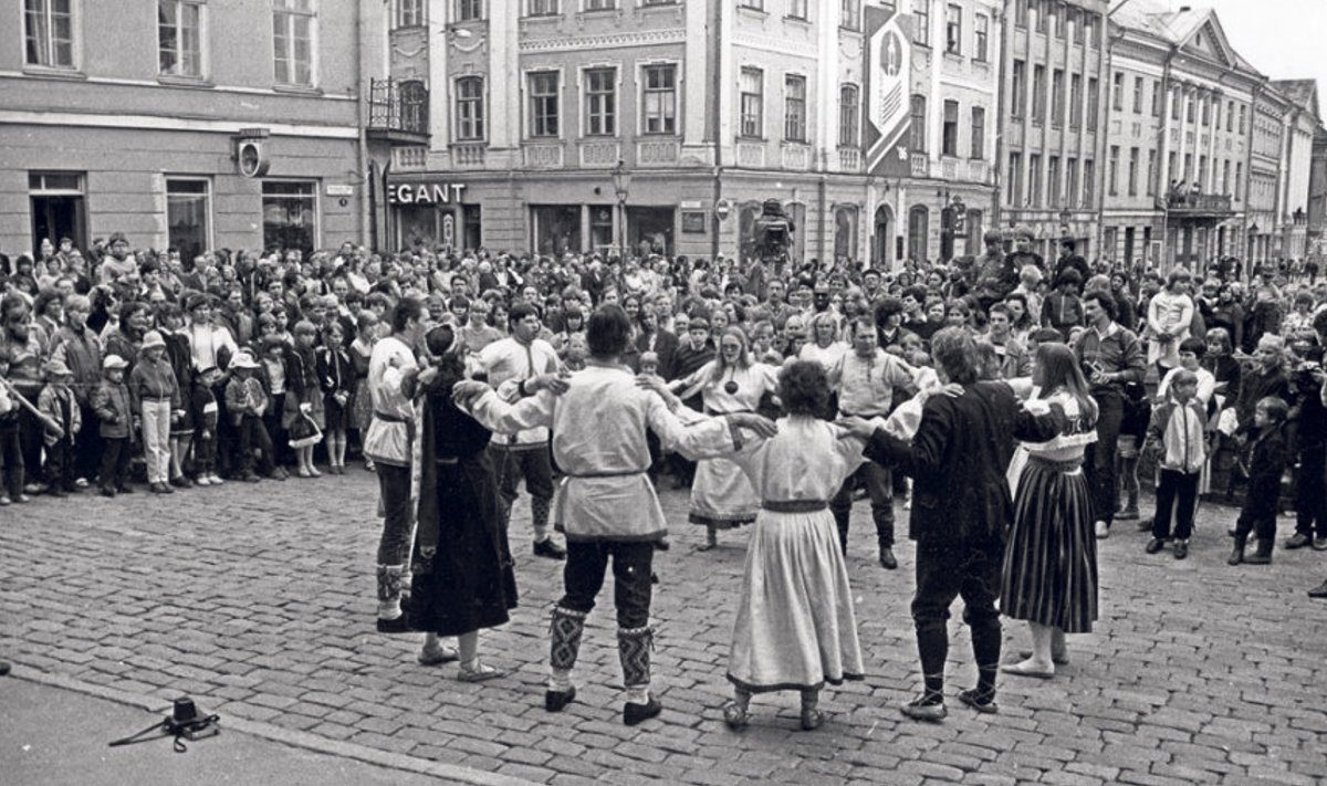  Hellero  alguslaul  25. mail 1991 Tartus  rae­koja ees  Hellero  20. aasta­päeva  pidustustel.