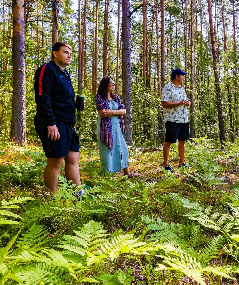 MURES KOHALIKUD: (vasakult) Kristjan, Lagle ja Teet planeeritava karjääri ala vaatamas.