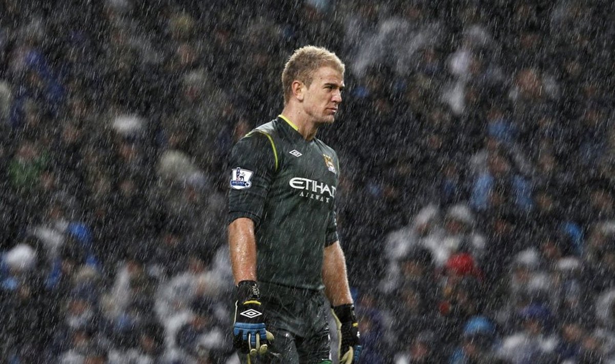 Manchester City väravavaht Joe Hart pidi enamus mängust vihma käes külmetama.