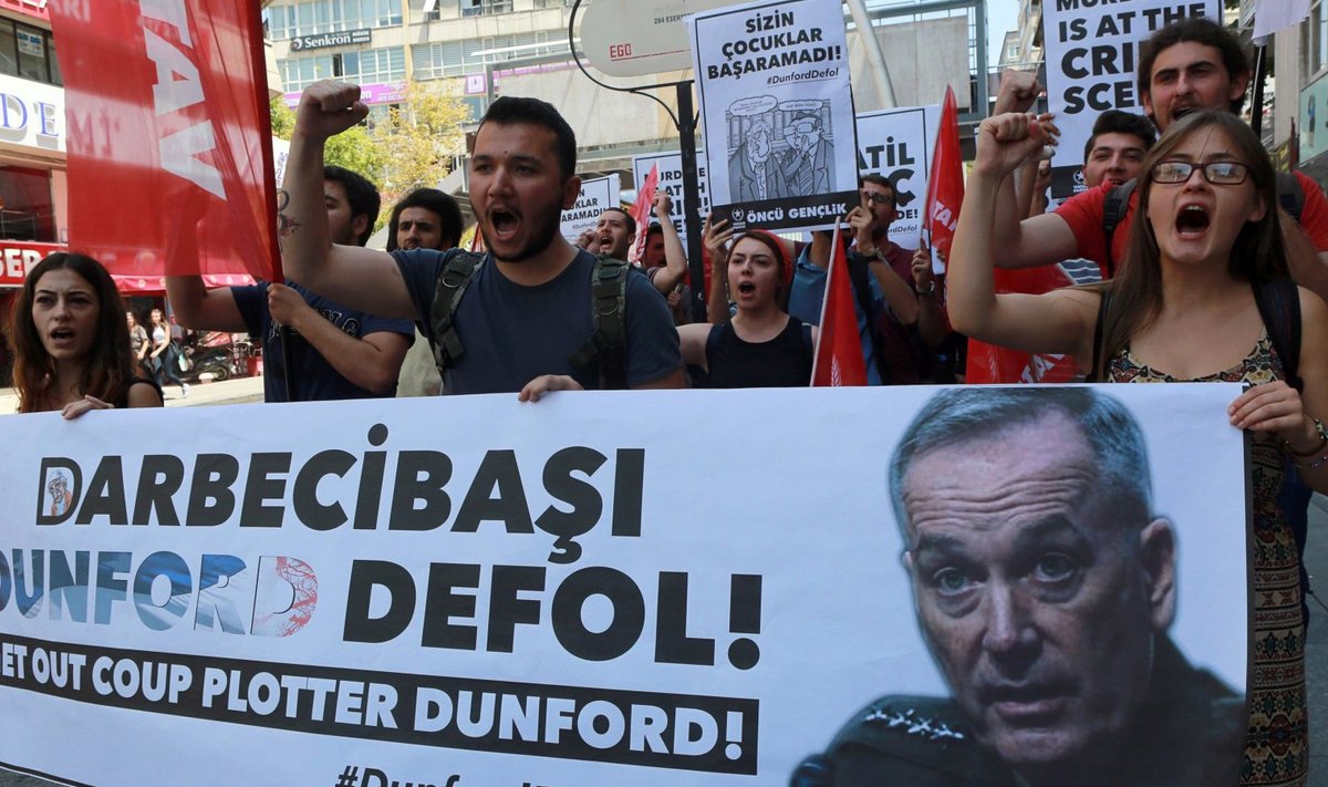 1. augustil protestiti Ankaras USA kindrali Joseph Dunfordi visiidi vastu, süüdistades tedagi putšikatses