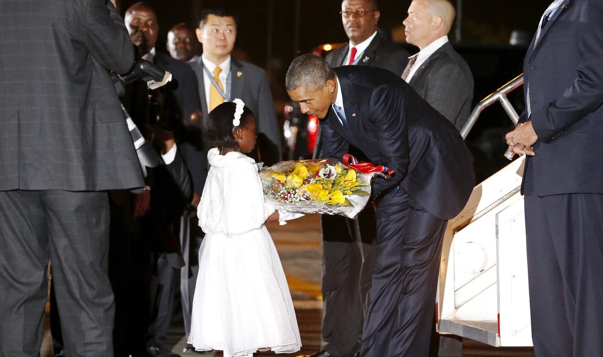 Esimene, kes Obamat Nairobis lennukist väljudes tervitas, oli kaheksa-aastane Joan Wamaitha. Talle järgnesid Keenia president Uhuru Kenyatta ja Obama poolõde Auma.