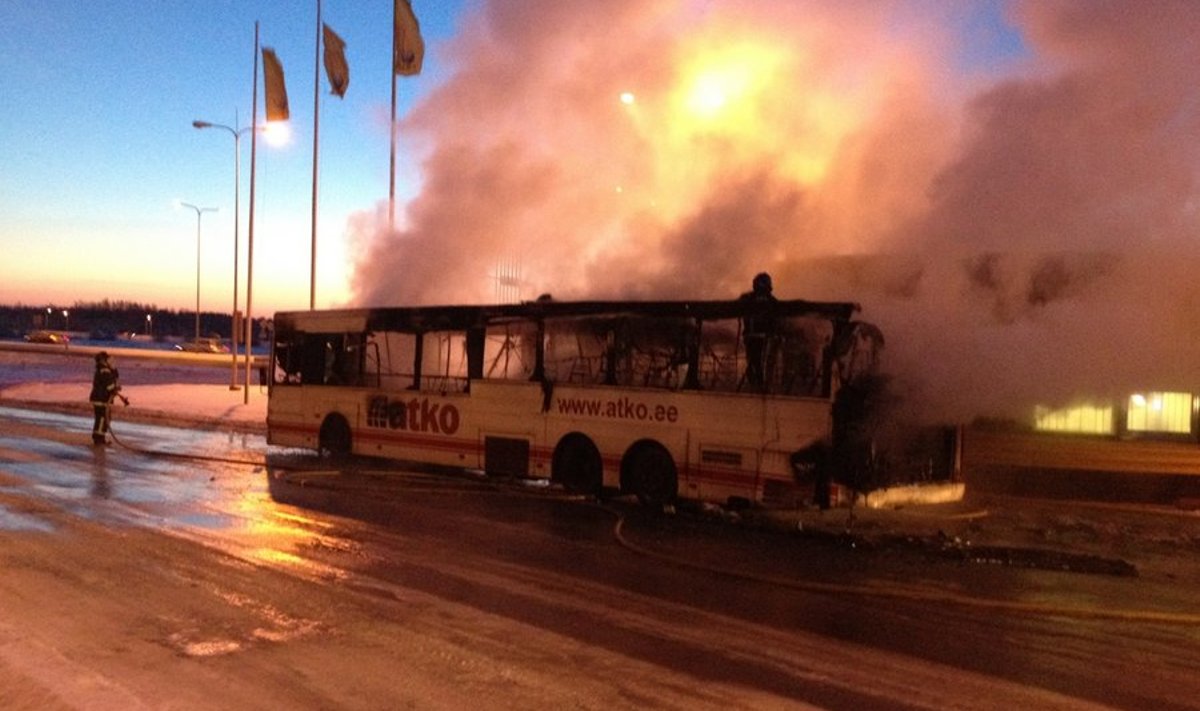 Saue buss nr 190 läks põlema