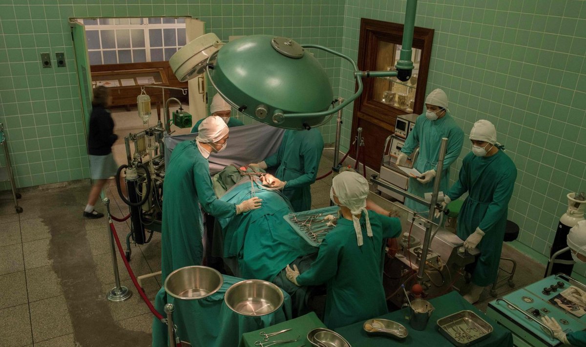 Vahakujude ja osalt originaalvarustusega rajatud esimese eduka südamesiirdamisoperatsiooni stseen Kaplinnas Groote Schuuri haiglas asuvas muuseumis. 