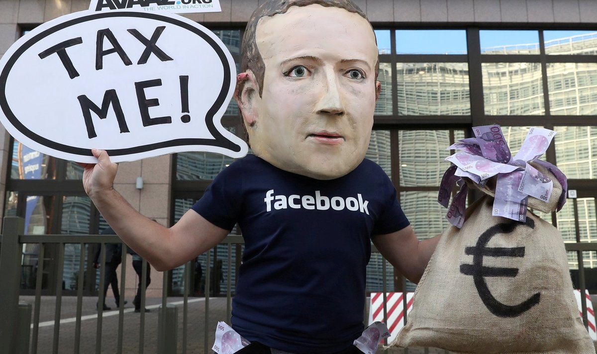 Facebooki juhti Mark Zuckerbergi jäljendav aktivist nõudis meeleavaldusel, et firmat Euroopas õiglaselt maksustataks.