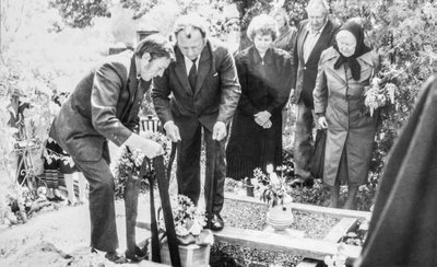 Isa Villemi urni haudalaskmine juunis 1991. Urni sängitavad Villemi pojad Jüri ja Kalle. Isa on maetud Jämaja kalmistule Sõrves oma Luise kõrvale.