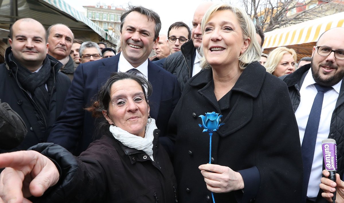 Naisvalijaid silmas pidades ei kasuta Le Pen seekordses kampaanias oma partei sümbolit tõrvikuleeki, vaid on selle asendanud&nbsp;sinise roosiga, mida toetajad talle nüüd üritustel kingivad.