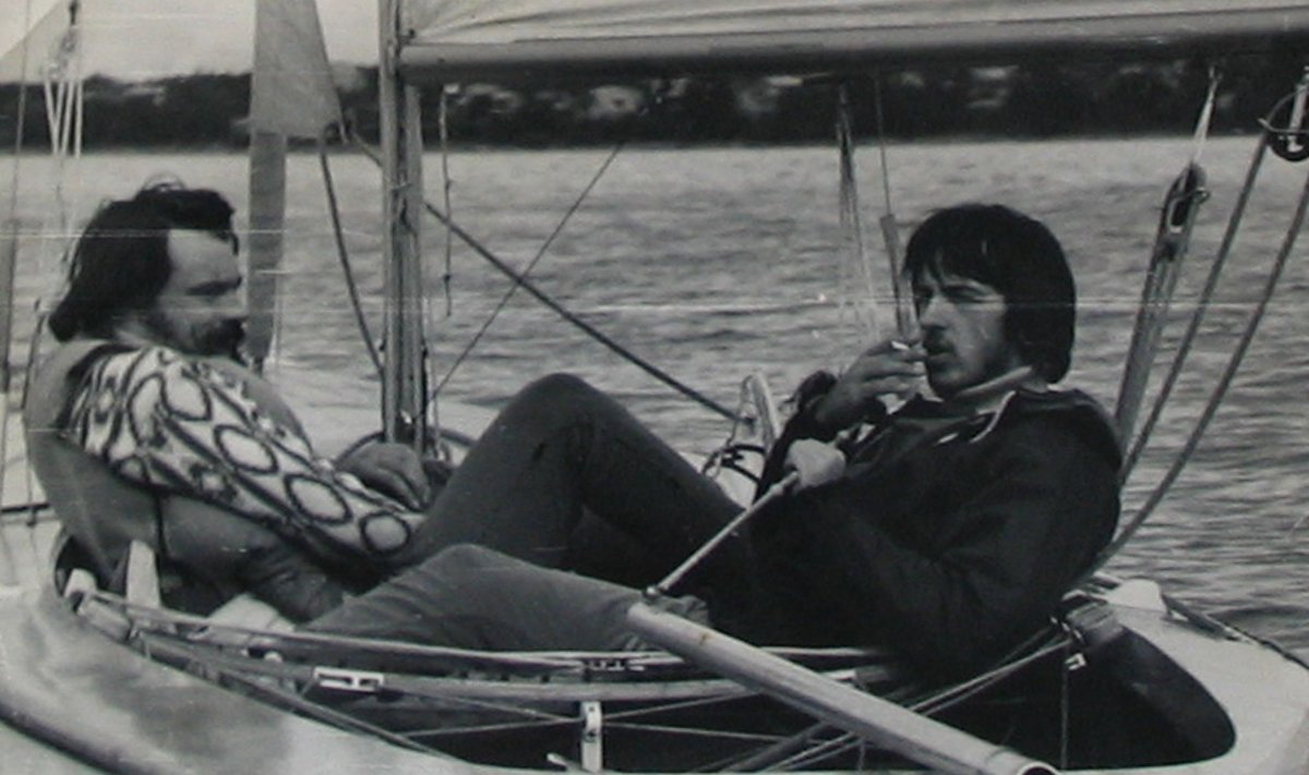 Vennad Fred (vasakul) ja Eiki 1970-ndatel merel purjetamas. Toona ei mõelnud Fred veel, et hakkab tulevikus hoopis sõudepaatide valmistamisega tegelema.