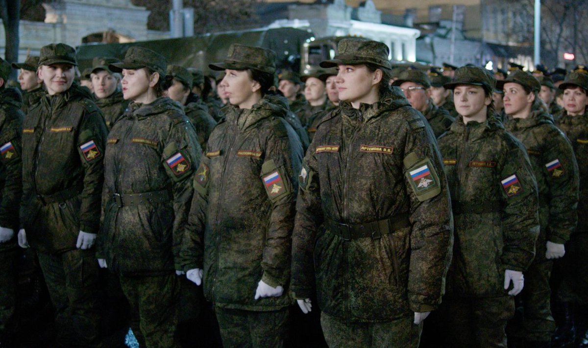 VIIMANE RELIIKVIA: Marianna Kaadi dokfilmi keskmes on Jekaterinburg. Pildil võidupüha paraad.