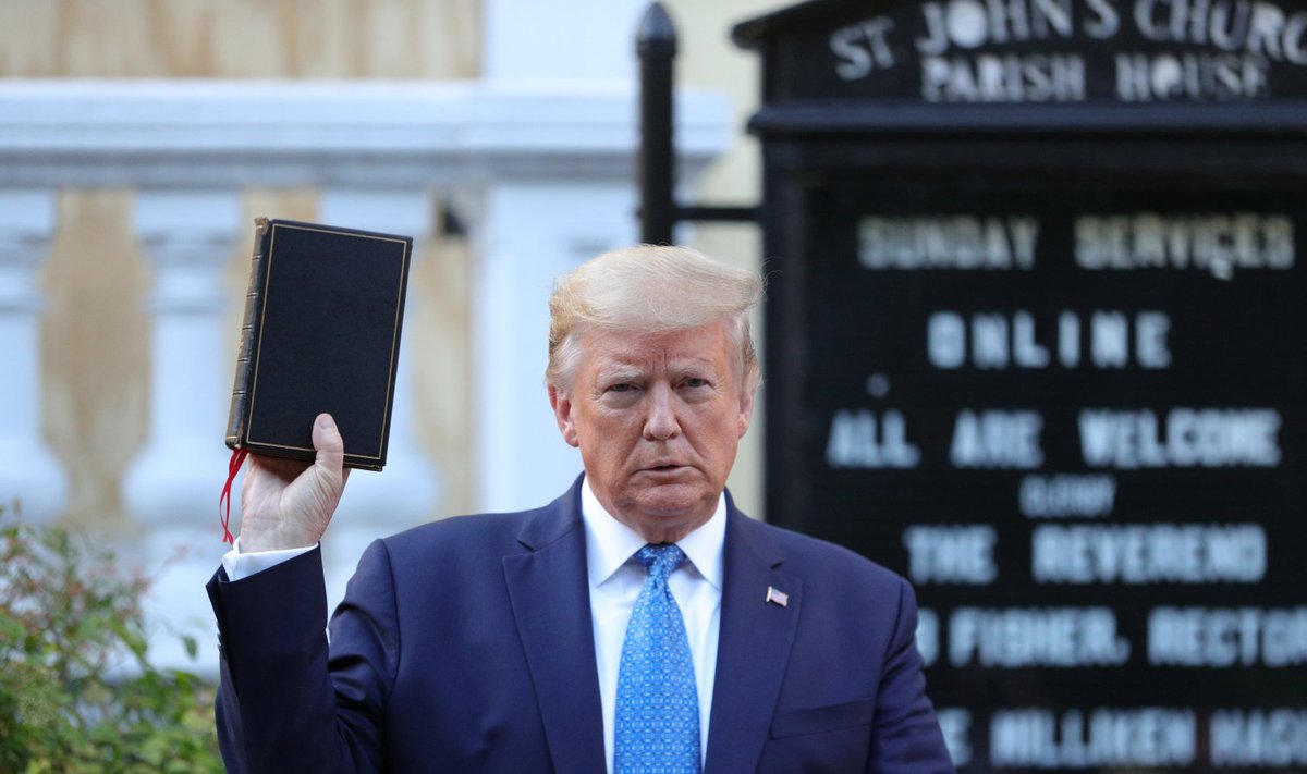 USA riigipea Donald Trump poseeris eile piibliga. 