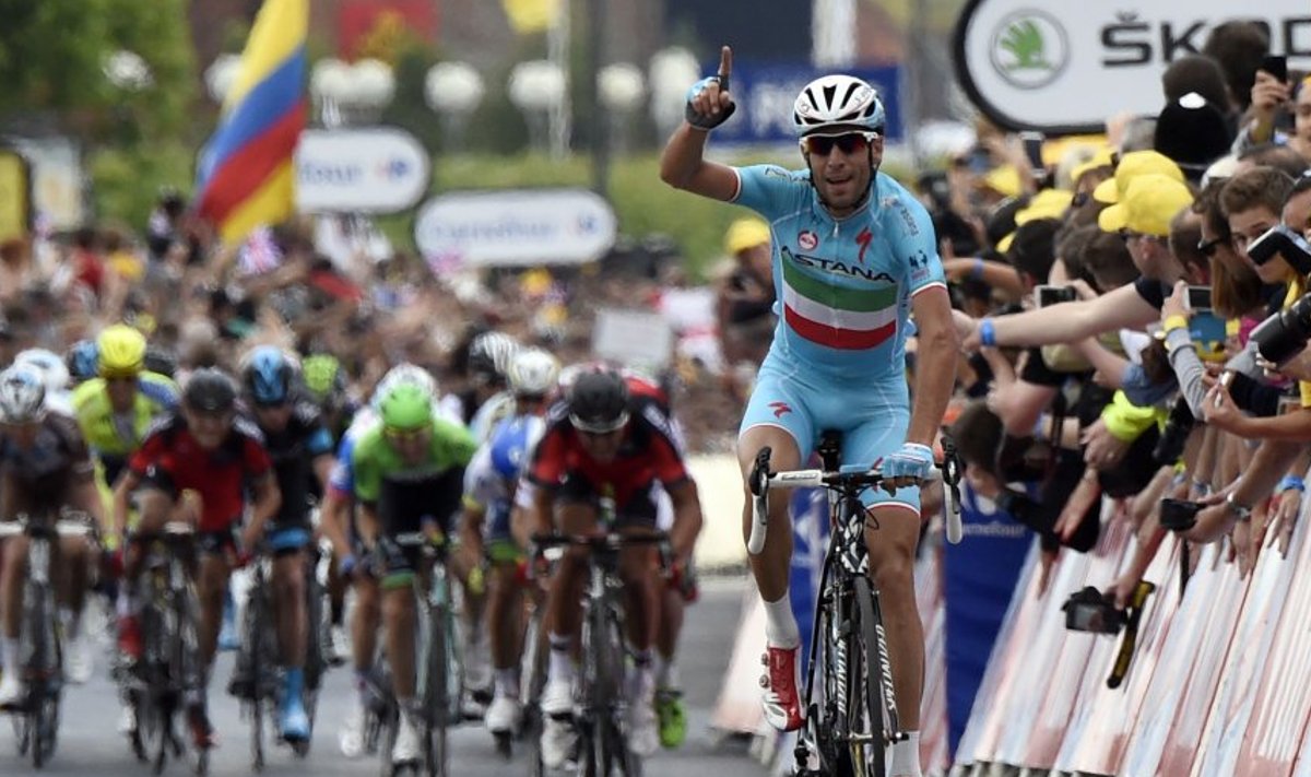 Vincenzo Nibali kihutab esimesena üle finišijoone