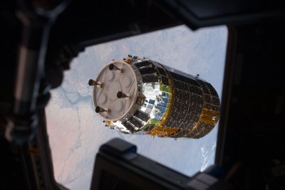 Kounotori-2 ISS-ile lähenemas. 