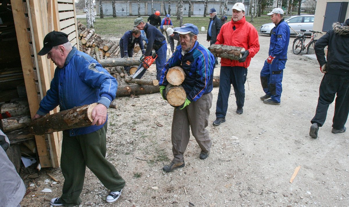 Suurtel talgupäevadel 6. mai ümbruses saavad Eestimaal esmakordselt „Teeme Ära“ egiidi alla korda vähemasti 200 sauna. Saunapealinnas Kadrinas on saunatalguid peetud alates aastast 2010. Siin stiilinäide 10 aasta tagusest ajast, mil saeti, lõhuti, ladustati sauna ahju kütmise puid, nagu ka tänavu 7. mail.   