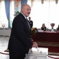 Согласно государственному экзитполу, Лукашенко набирает почти 80%. В Таллинне — у него 15%, в Москве — всего 6%,
