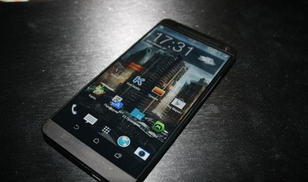 Väidetav foto HTC M8-st. mobiltelefon.ru
