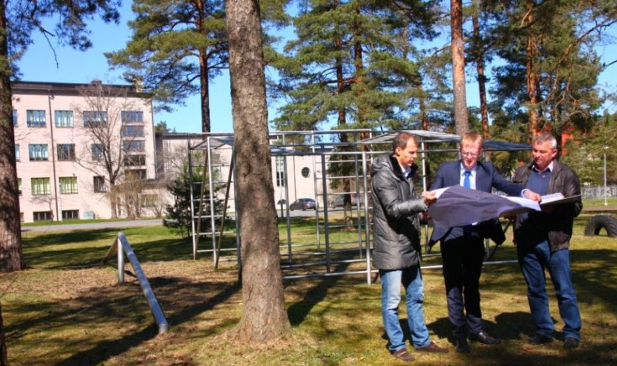 Tallinna spordi- ja noorsooameti juht Rein Ilves (paremal) tutvustab linnaosavanemale Tiit Terikule (keskel) detailplaneeringu materjale
