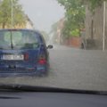 ФОТО читателя Delfi: Вильянди после дождя превратился в маленькую Венецию — автомобили “по брюхо” в воде