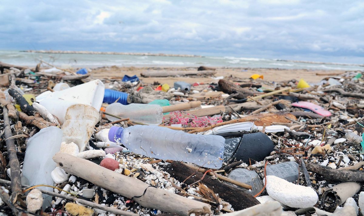 Mererand Itaalias. Maailma plastpakenditest jõuab taasringlusse alla viiendiku.