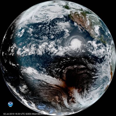 Paremal keskel näha orkaan Barbarat, sellest allpool päikesevarjutust.