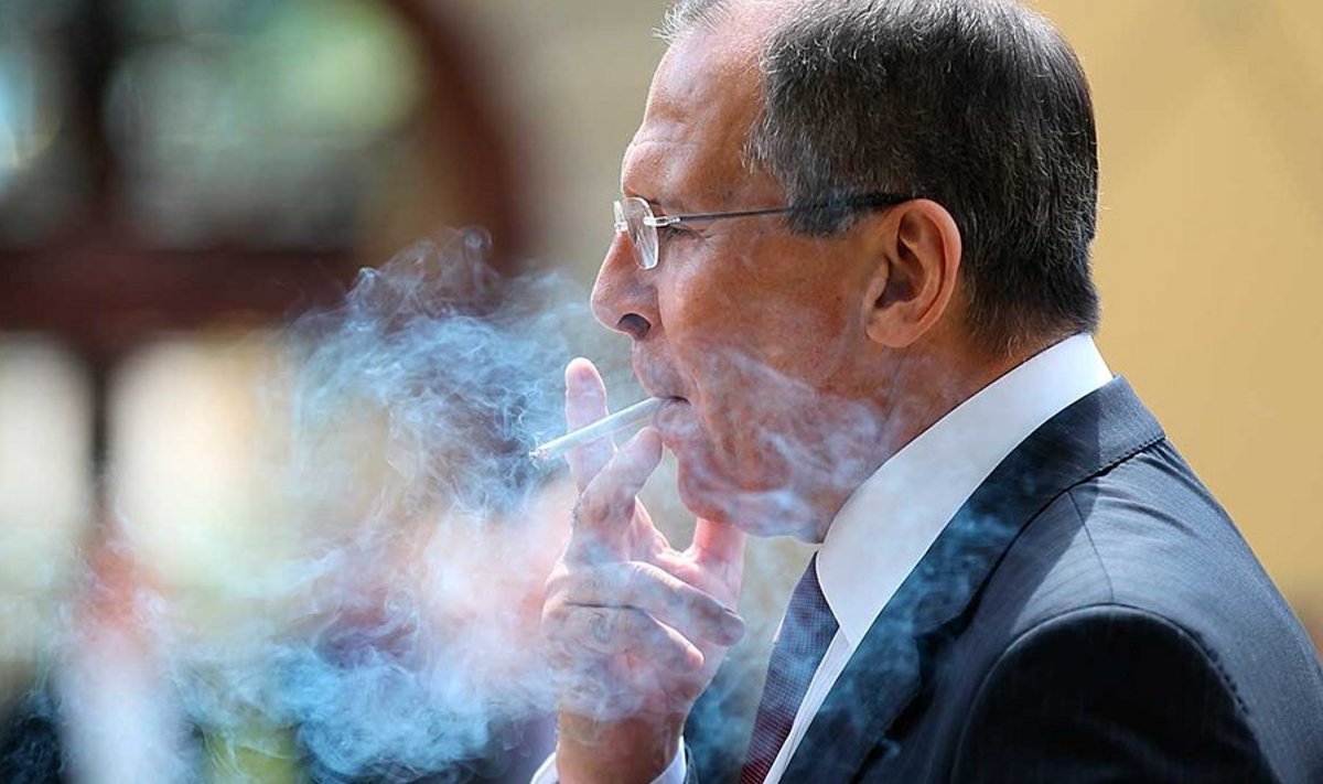 Kirglik suitsumees: Sergei Lavrov näitas koha kätte ÜRO peasekretärile Kofi Annanile, kui see tahtis keelata suitsetamise terves ÜRO peakorteris.