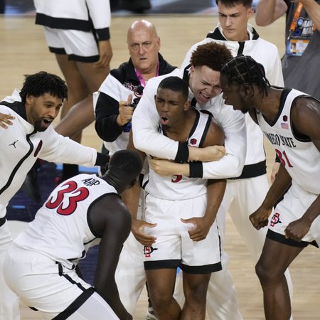 Lamont Butler (keskel) võiduviset tähistamas.