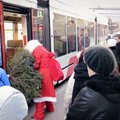 ВИДЕО: Дед Мороз пытался забраться в трамвай с елкой — как реагировали таллиннцы