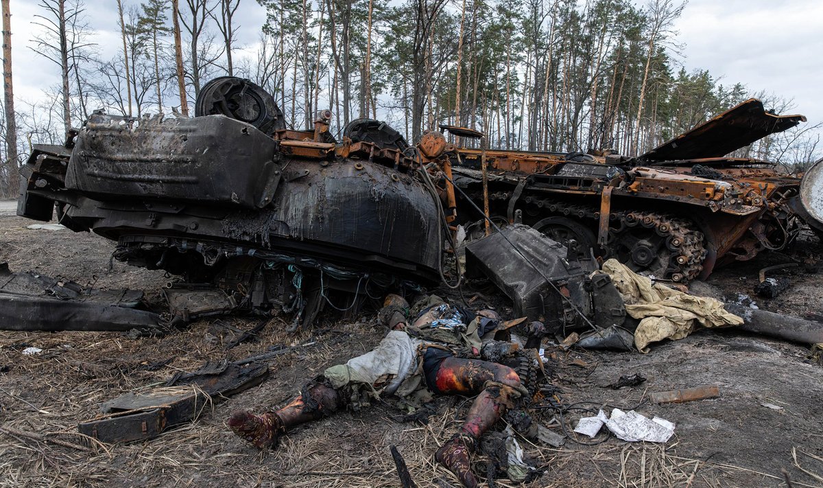 Подбитый российский танк в селе Дмитровка, Украина