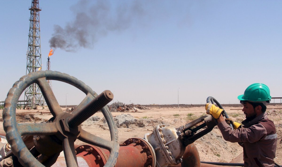 Tööline Lõuna-Iraagis Al-Sheiba nafta torujuhet kontrollimas.