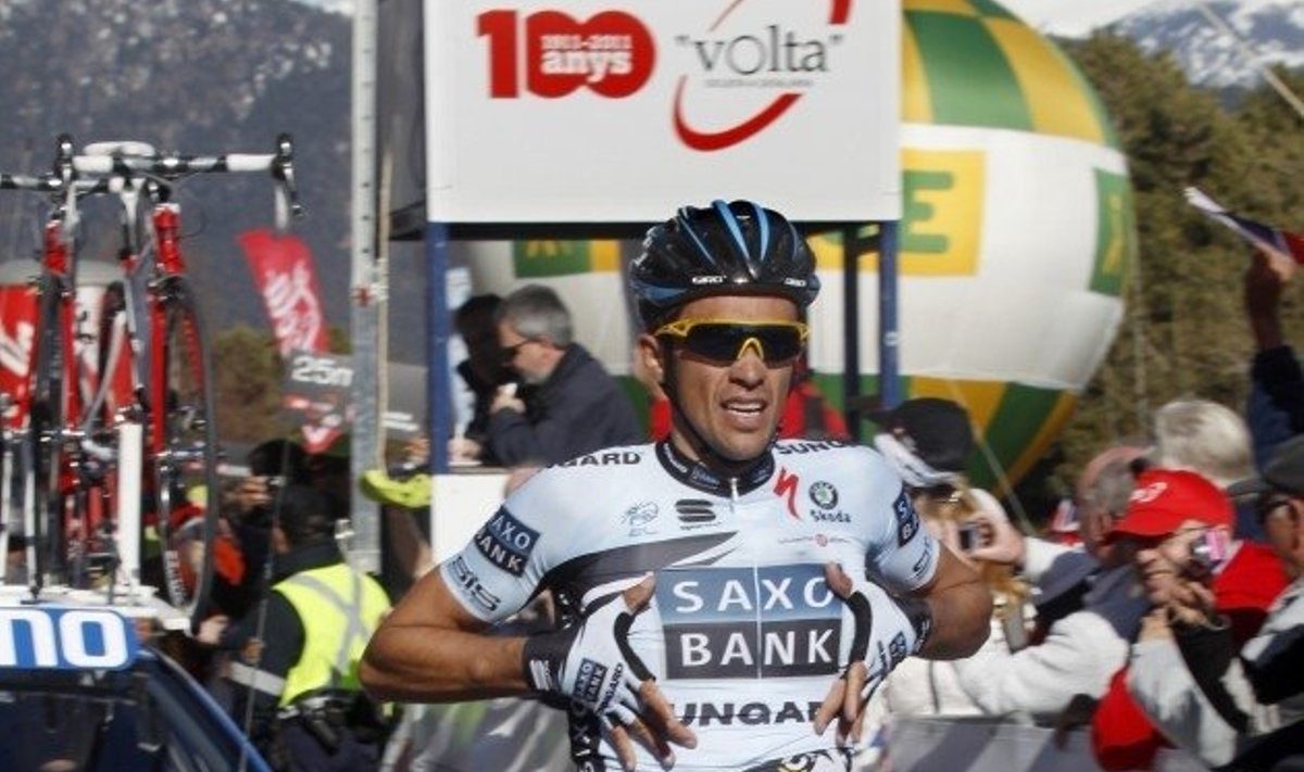 Alberto Contador võidukalt finišis, jalgratas