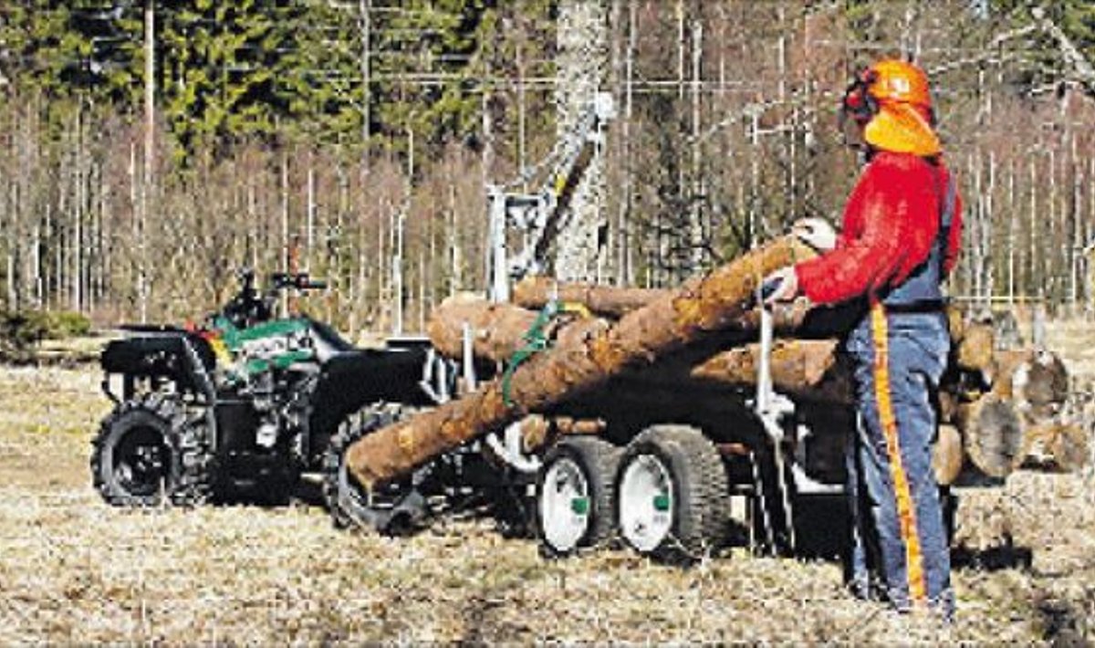 Brentexi tootmistsehhis Raplamaal valmistatud ATV metsahaagis töötamas Rootsi metsas. 