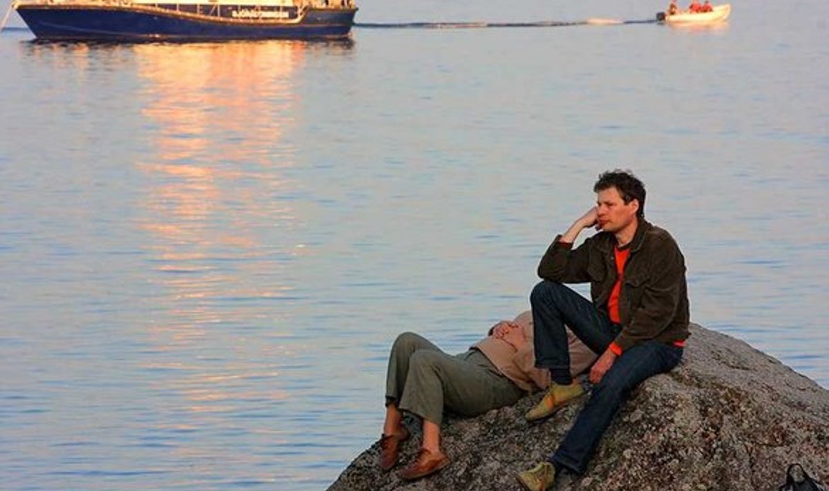 MÕTTEID AMMUTAMAS: Ajakirjanik Andrei Hvostov ootab valget laeva, või äkki hoopis 
valget paati?
