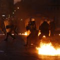 VIDEO: Kreekas läks mäsuks: protestijad pildusid enne olulist hääletust parlamendihoone juures süütepudeleid, politsei vastas pisargaasiga