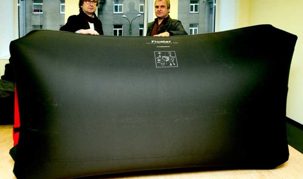 Mööblikott: IDD Solutioni asutajad Sven Sõrmus ja Veljo Peebu oma suurima veekindla kotiga. 